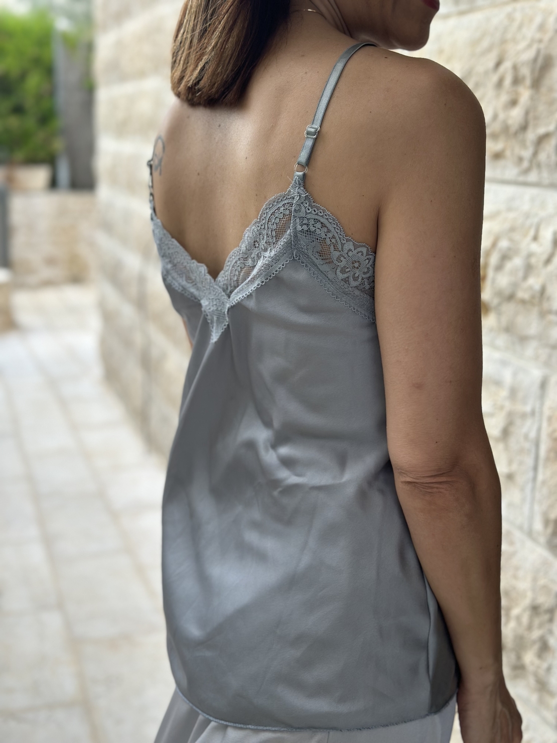 גופיית סאטן אפור בהיר