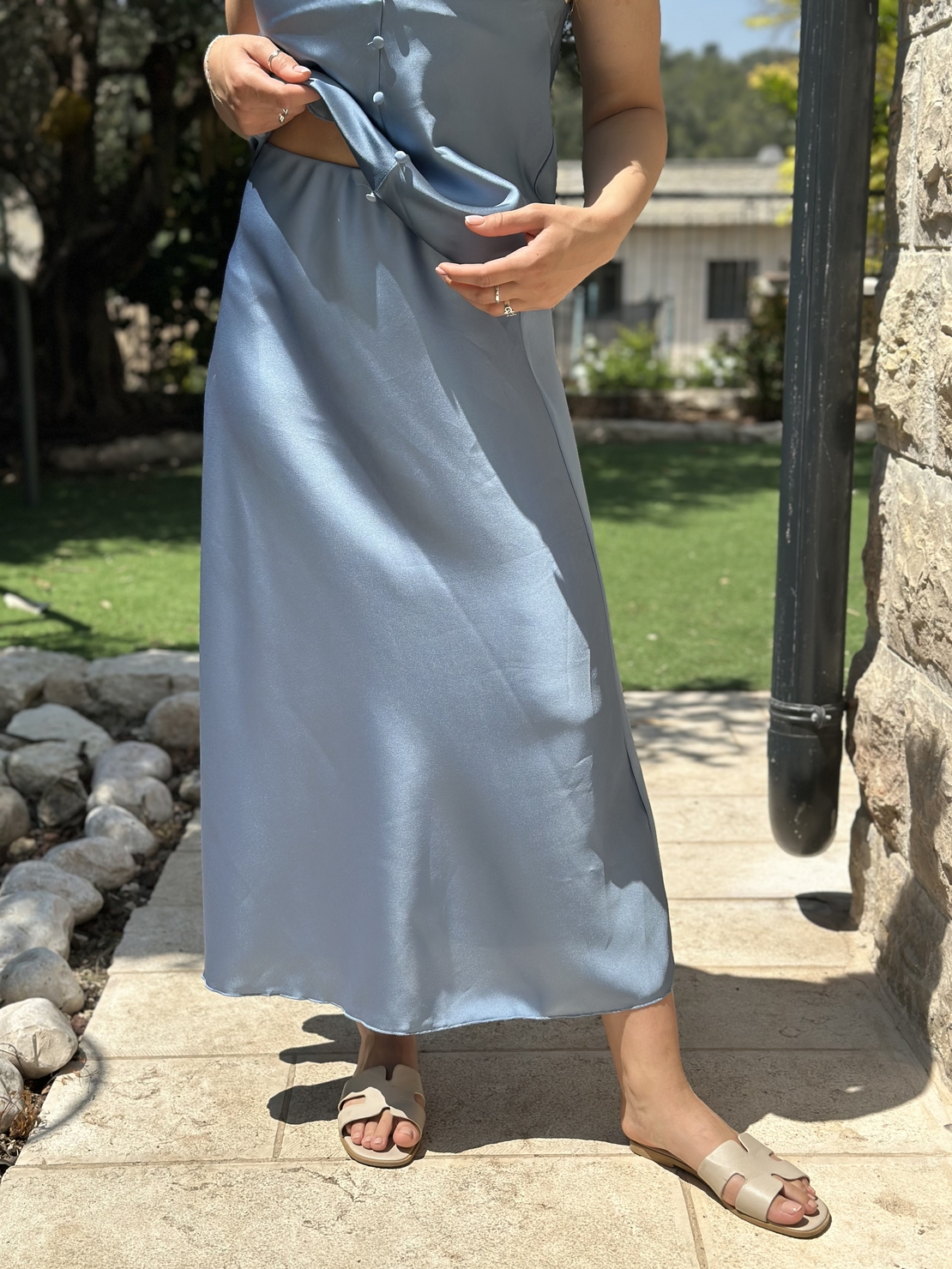 חצאית סאטן תכלת
