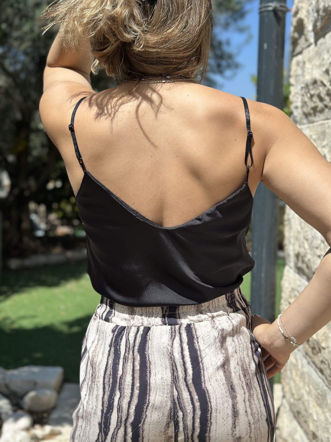גופיית סאטן שחורה