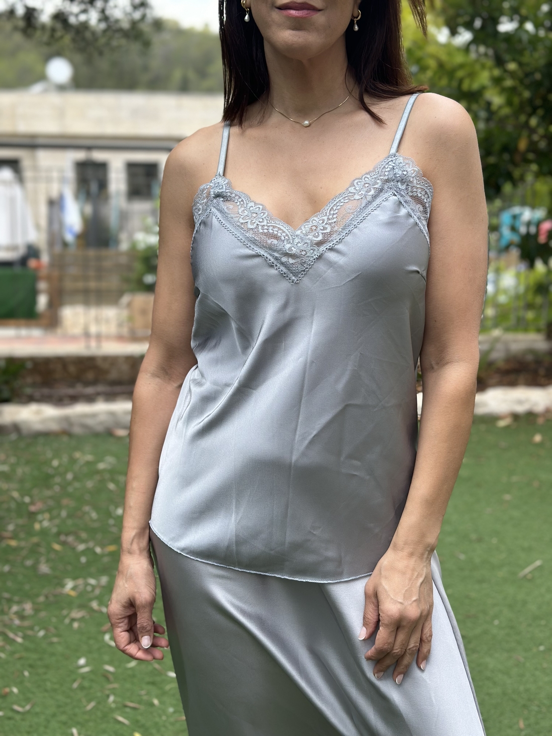 גופיית סאטן אפור בהיר