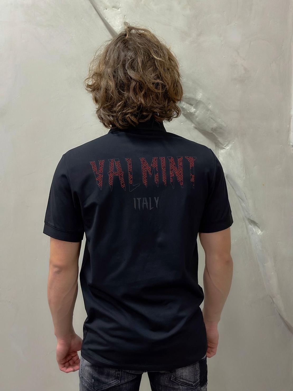 חולצה לייקרה מבית האופנה של valmint מילאנו.