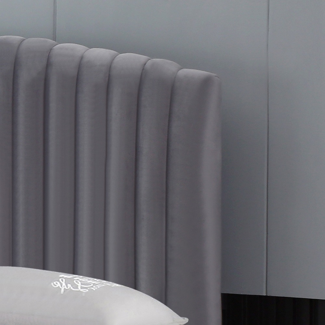 מיטה וחצי למזרן 120×190 מרופדת בד רחיץ עם ארגז מצעים מעץ דגם גילי אפור