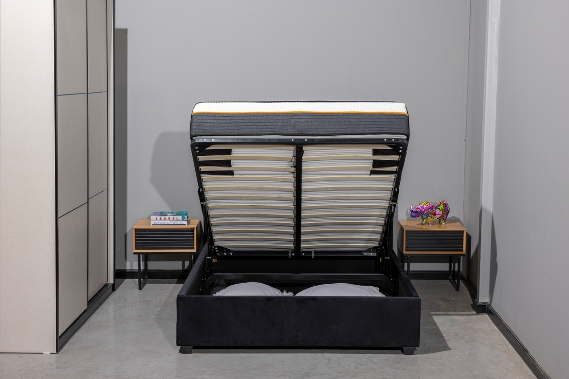 מיטה זוגית מעוצבת בריפוד בד קטיפתי עם ארגז מצעים מעץ דגם ברזיל שחור