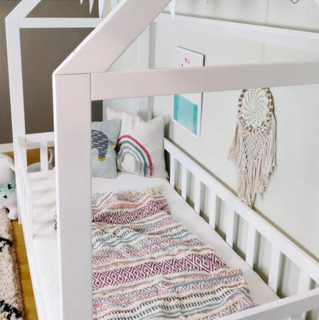 מיטת ילדים בצורת בית כוללת מזרנים מעקה בטיחות ומיטת חבר דגם טדי TEDDY