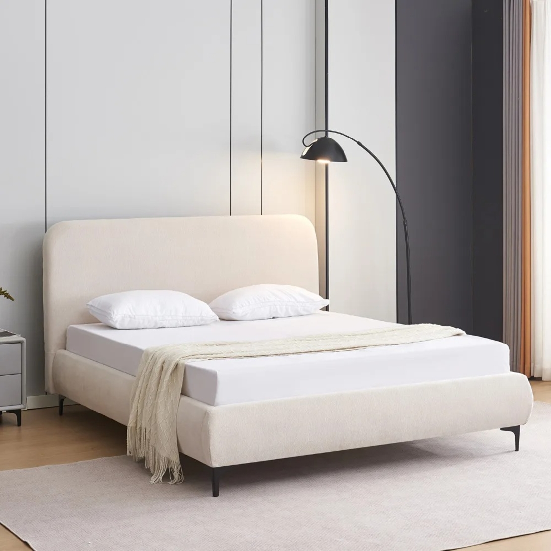 מיטה זוגית מרופדת בד רחיץ 3D עם רגלי ברזל דגם קורין קרם