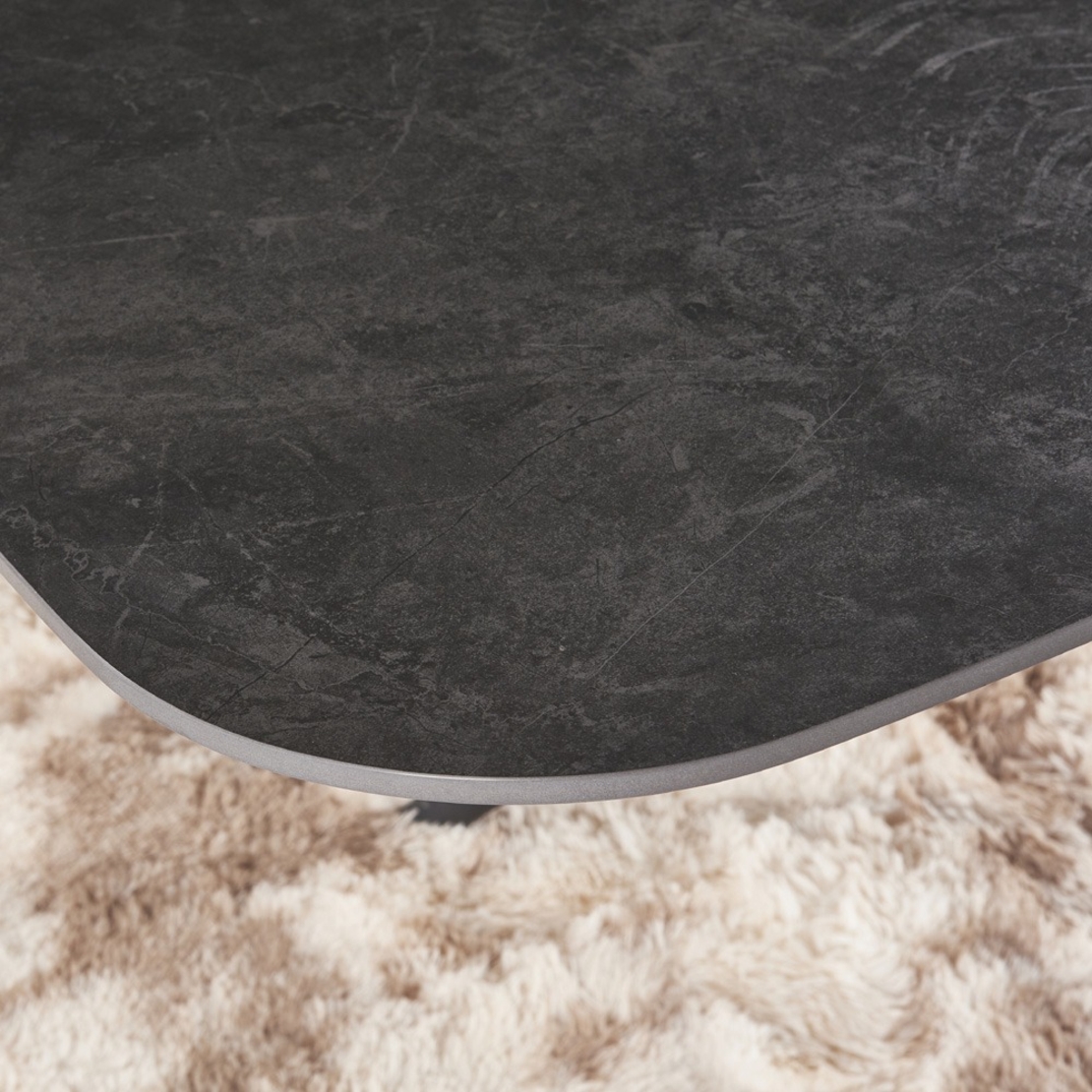 שולחן אוכל אבן קרמית באורך 1.8 מ' נפתח ל- 2.4 מ' עם רגלי ברזל דגם חץ אפור פחם