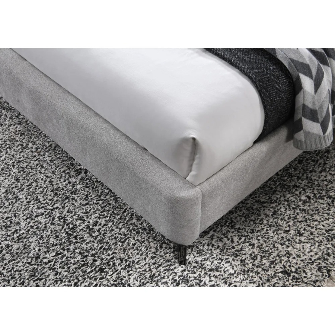 מיטה זוגית מרופדת בד בוקלה דגם כריות אפור