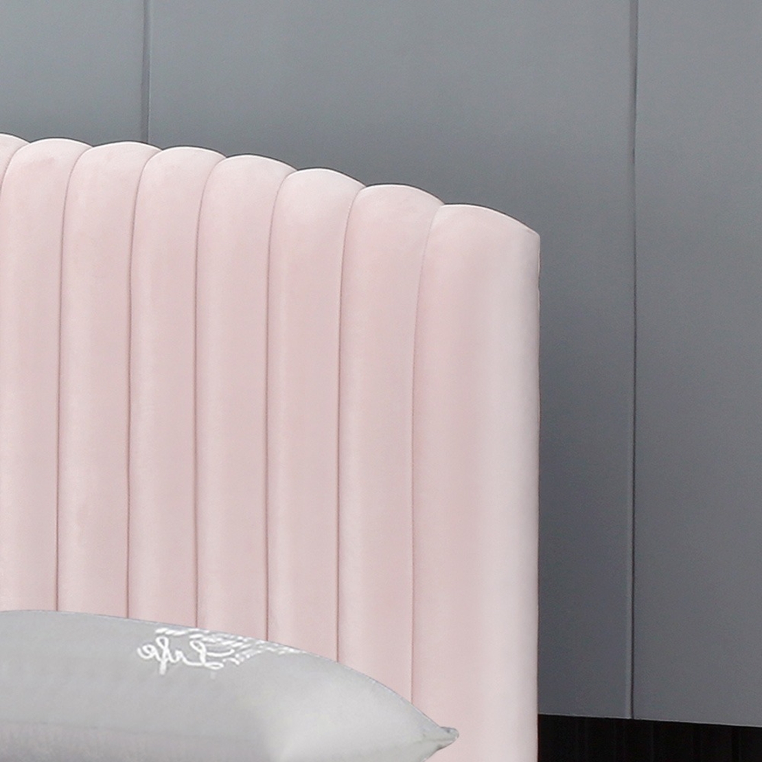 מיטה וחצי למזרן 120×190 מרופדת בד רחיץ עם ארגז מצעים מעץ דגם גילי ורוד