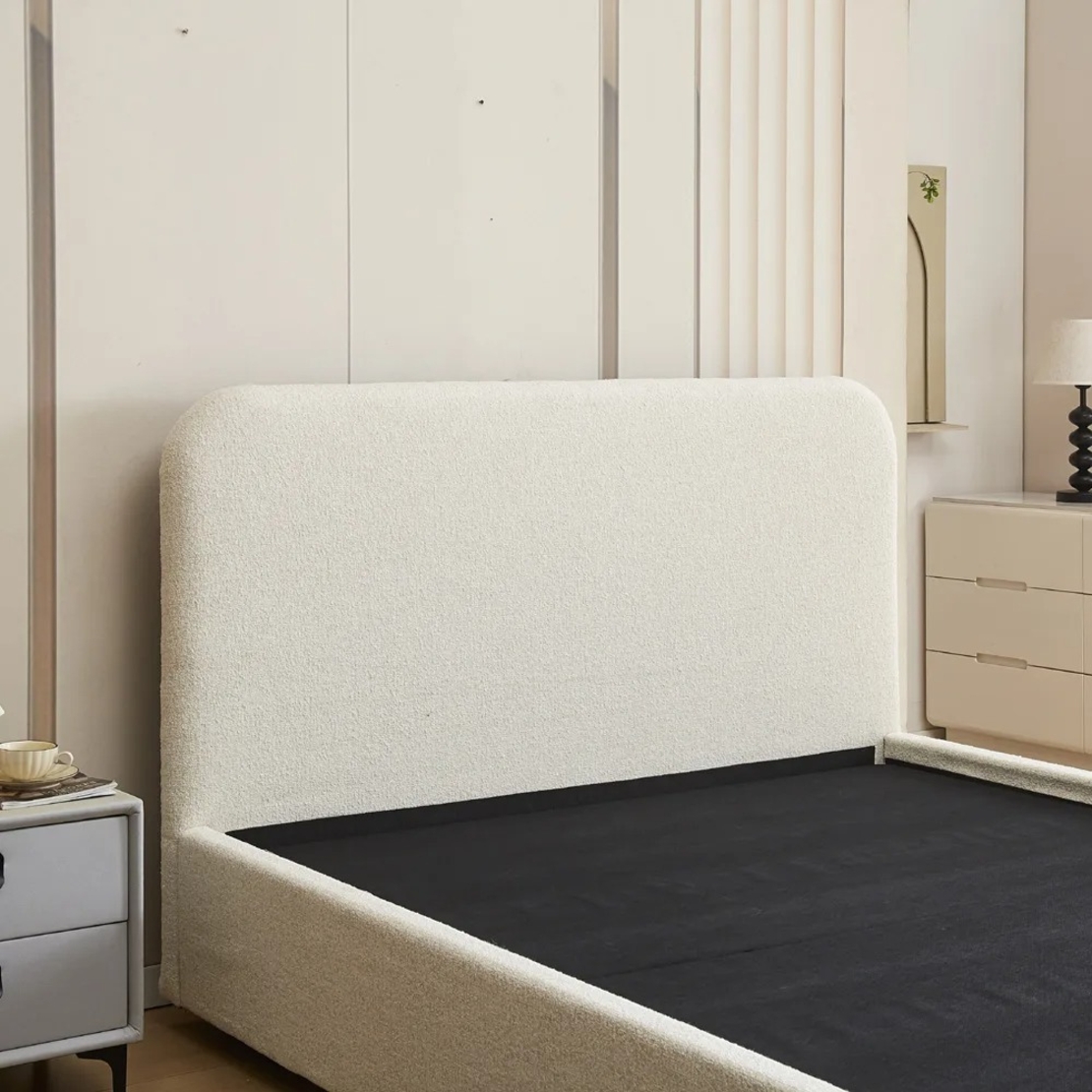 מיטה זוגית מעוצבת בריפוד בד בוקלה עם ארגז מצעים מעץ דגם נוגה שמנת