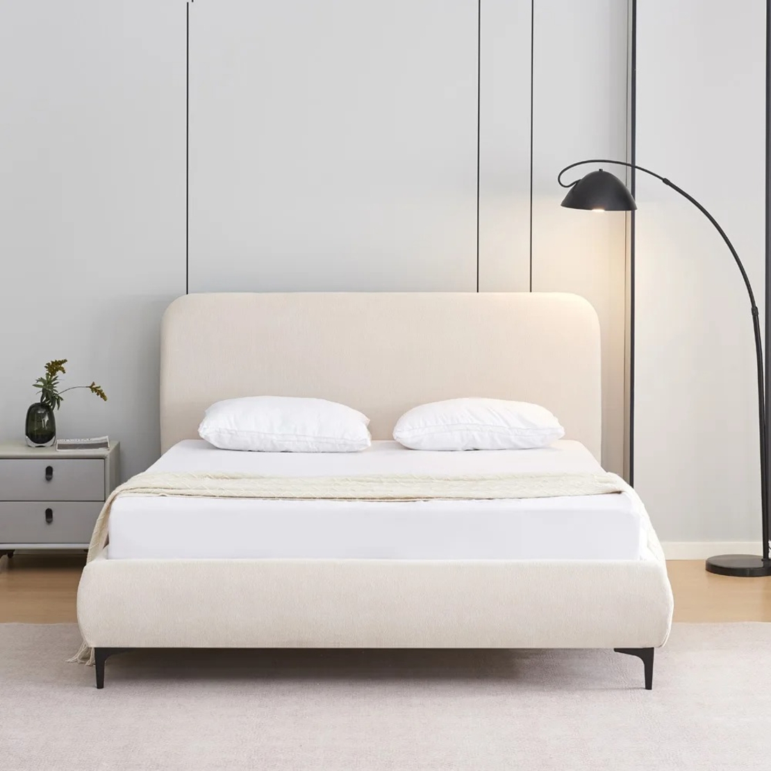 מיטה זוגית מרופדת בד רחיץ 3D עם רגלי ברזל דגם קורין קרם