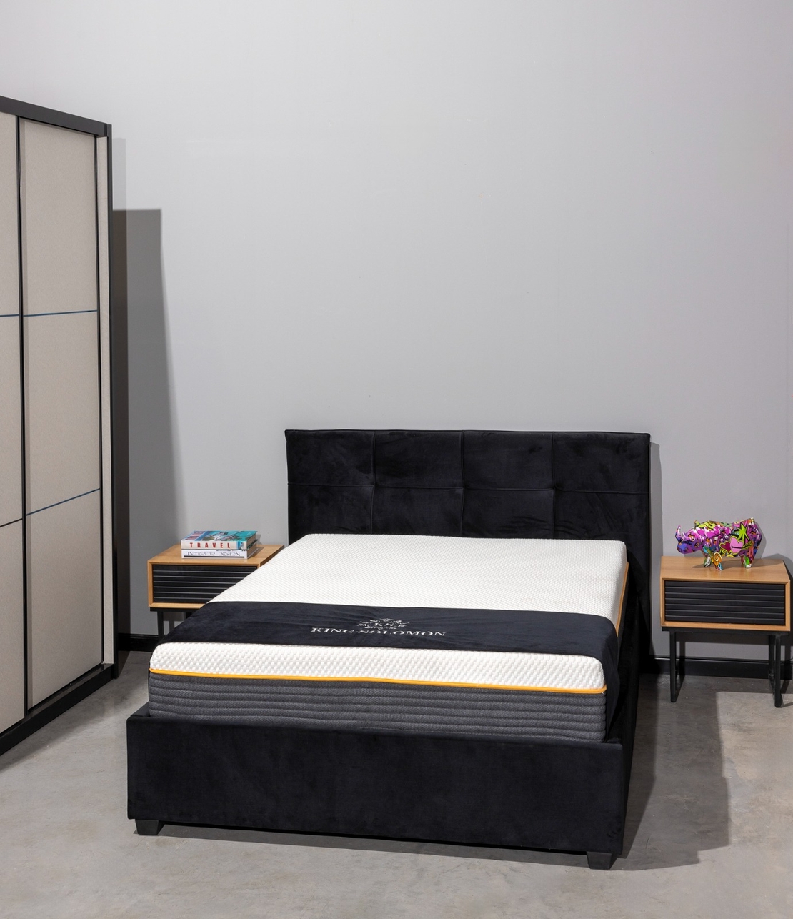 מיטה זוגית מעוצבת בריפוד בד קטיפתי עם ארגז מצעים מעץ דגם ברזיל שחור