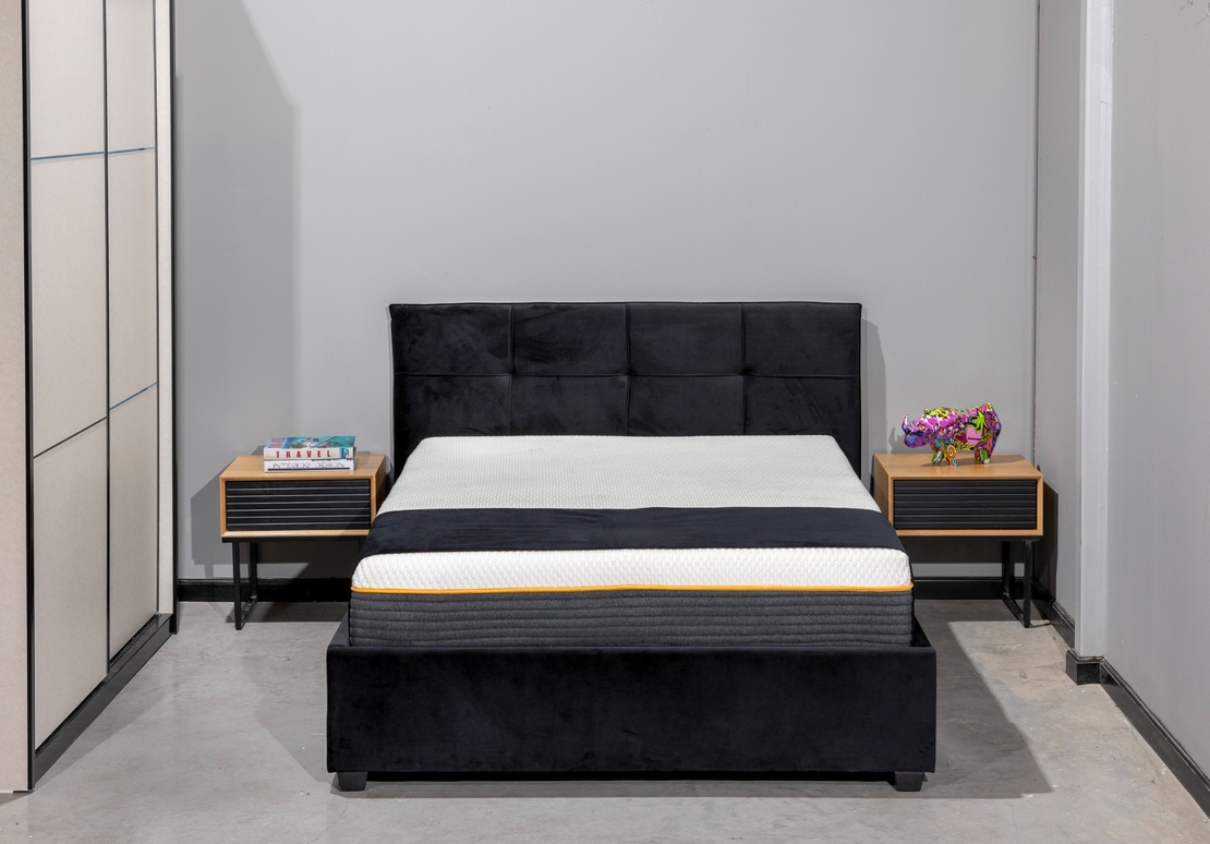 מיטה זוגית מעוצבת בריפוד בד קטיפתי עם ארגז מצעים מעץ דגם ברזיל שחור