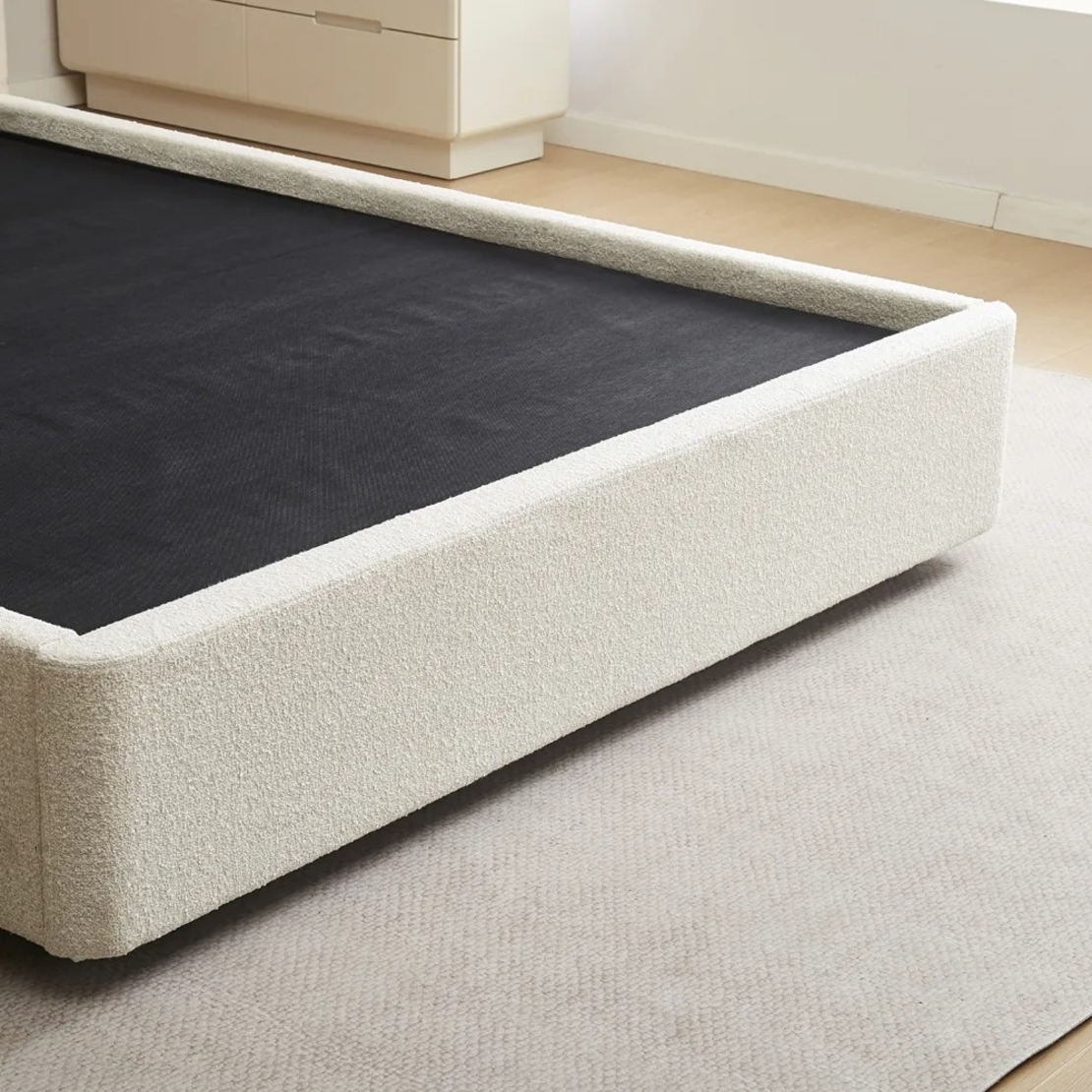 מיטה זוגית מעוצבת בריפוד בד בוקלה עם ארגז מצעים מעץ דגם נוגה שמנת