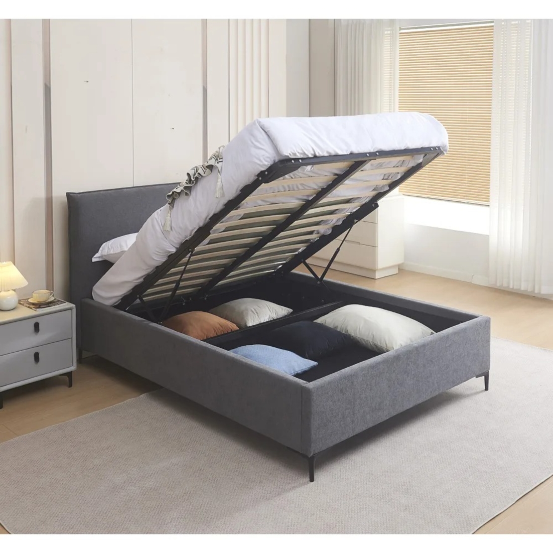 מיטה זוגית מעוצבת בריפוד בד רחיץ עם ארגז מצעים מעץ דגם גלורי אפור