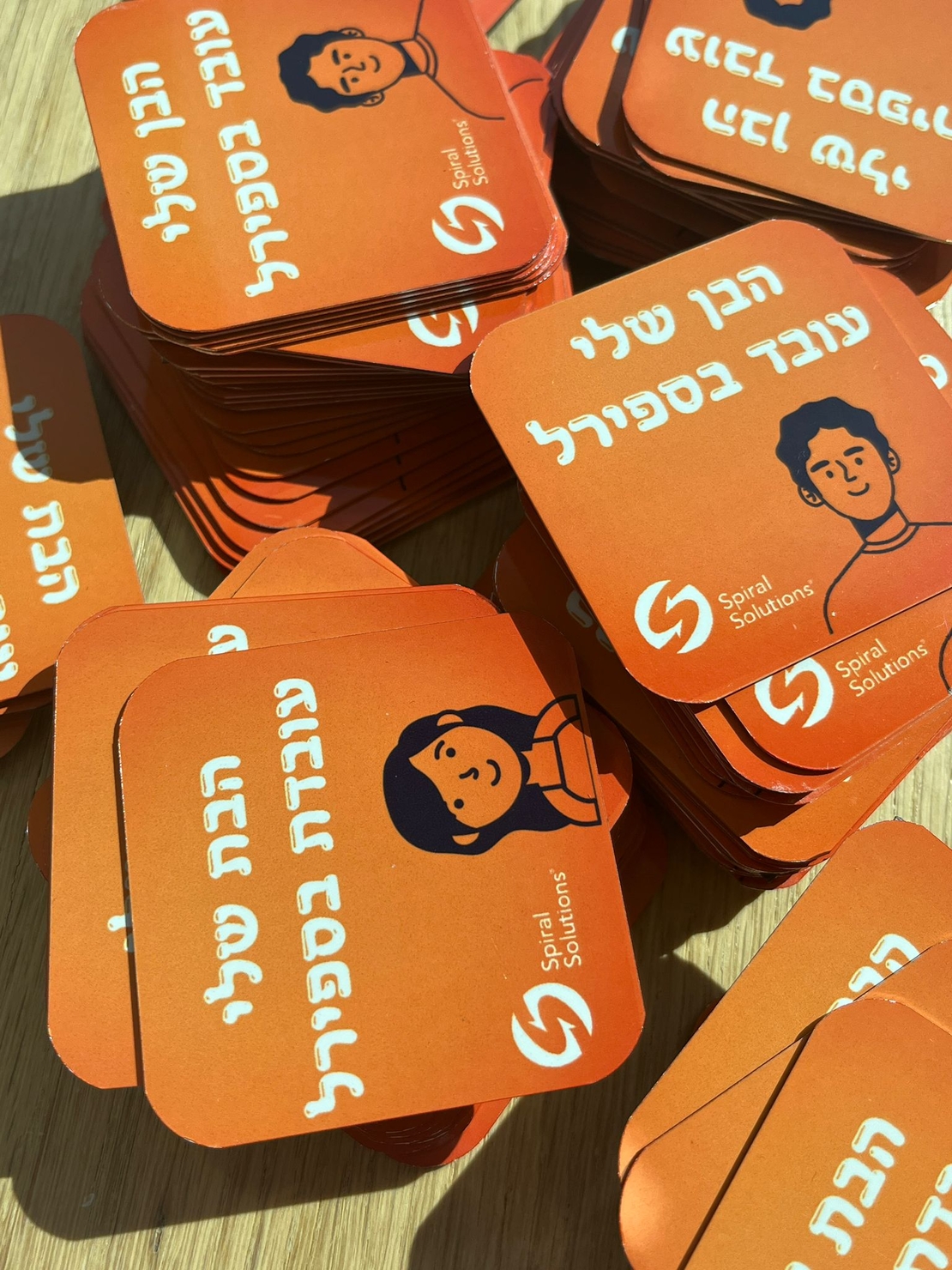 מגנטים ממותגים