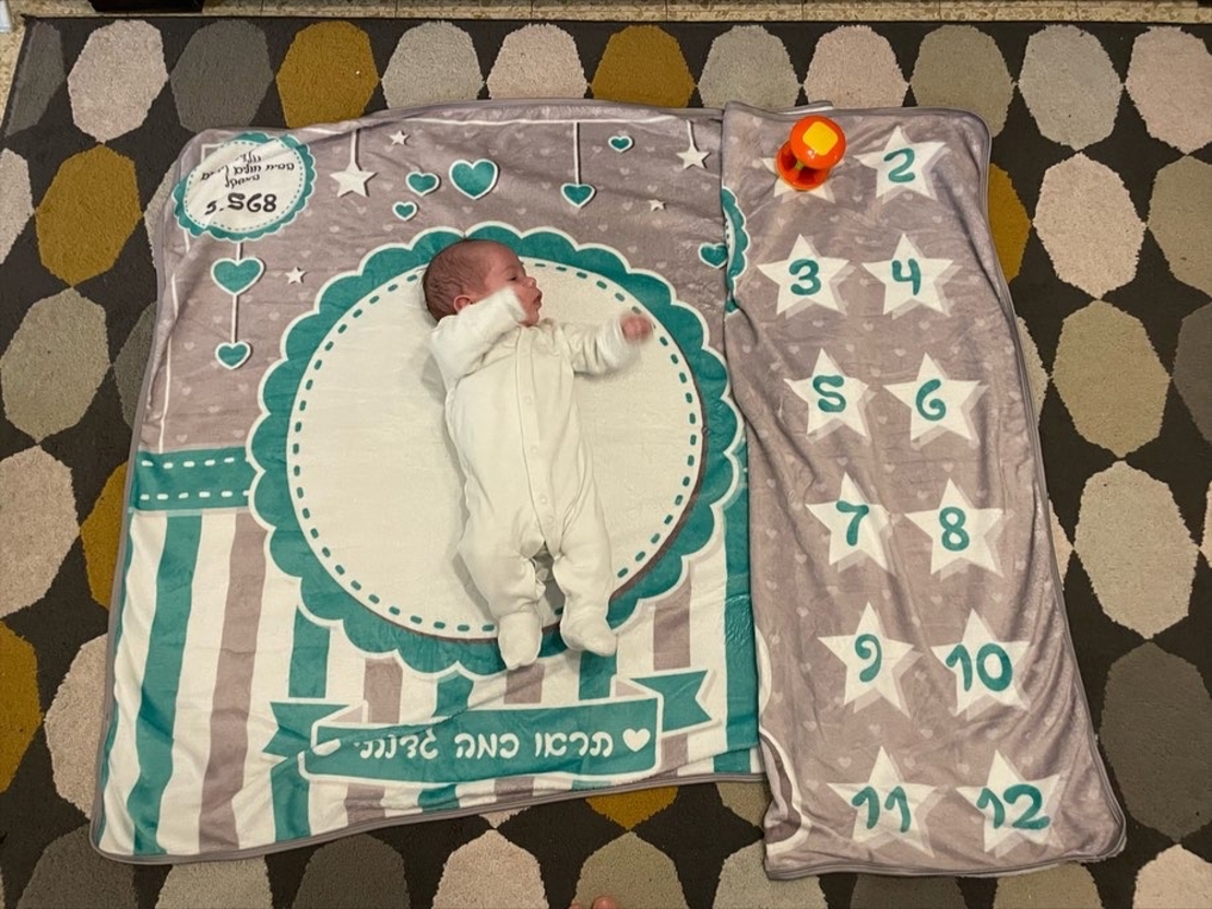 שמיכת חודשים
