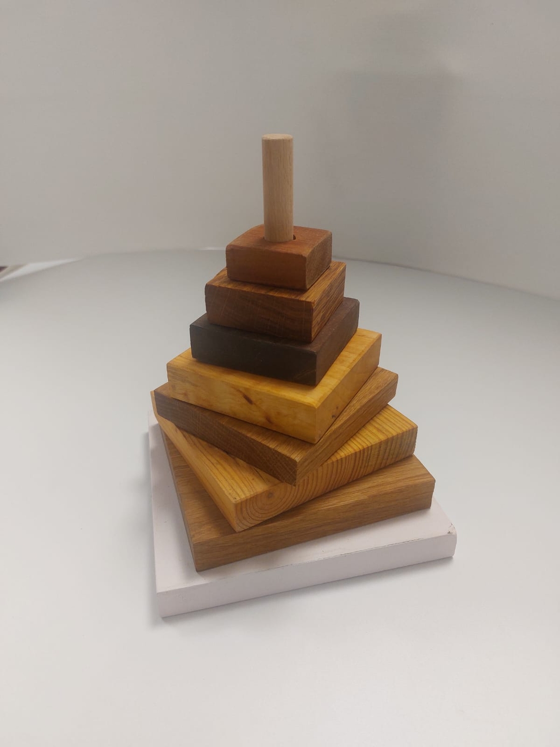 מגדל קוביות בסיס לבן