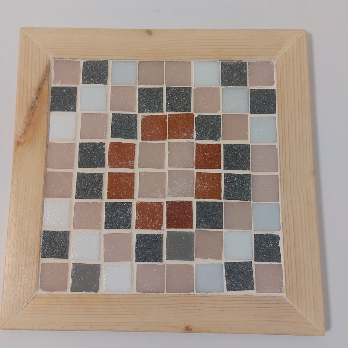 משטח לסירים מעץ דגם חום בז, לבן