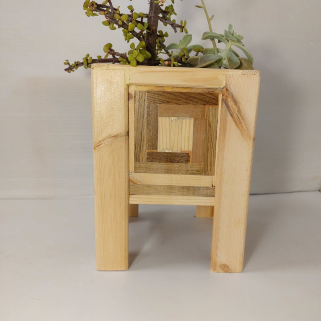 אדנית לעציץ פסיפס עץ דגם 4 + שתיל