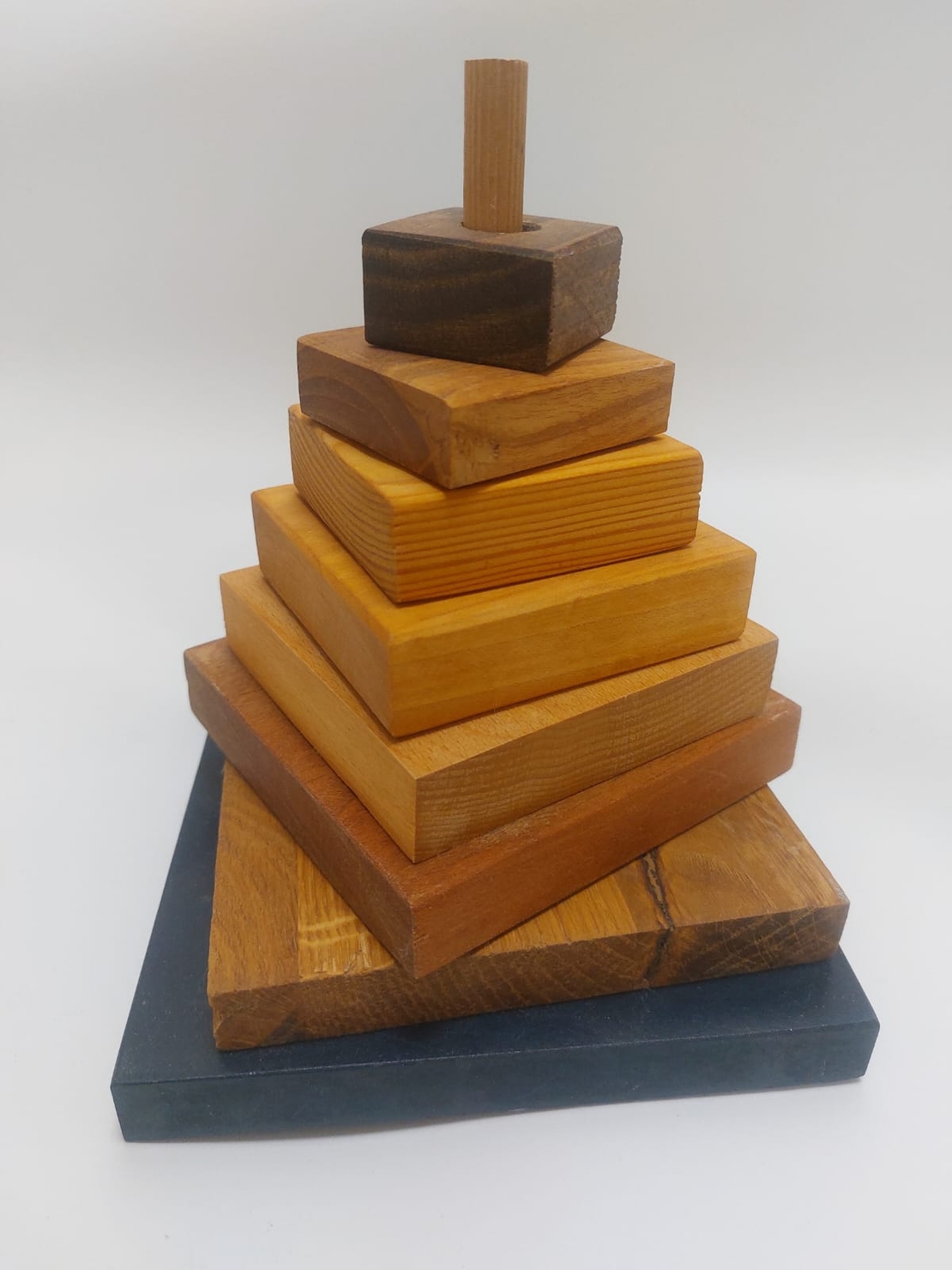 מגדל קוביות בסיס שחור