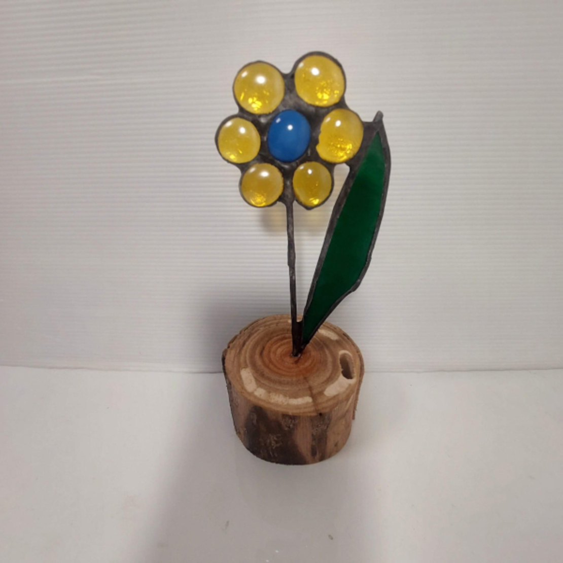 פרח זכוכית צהוב בסיס עץ