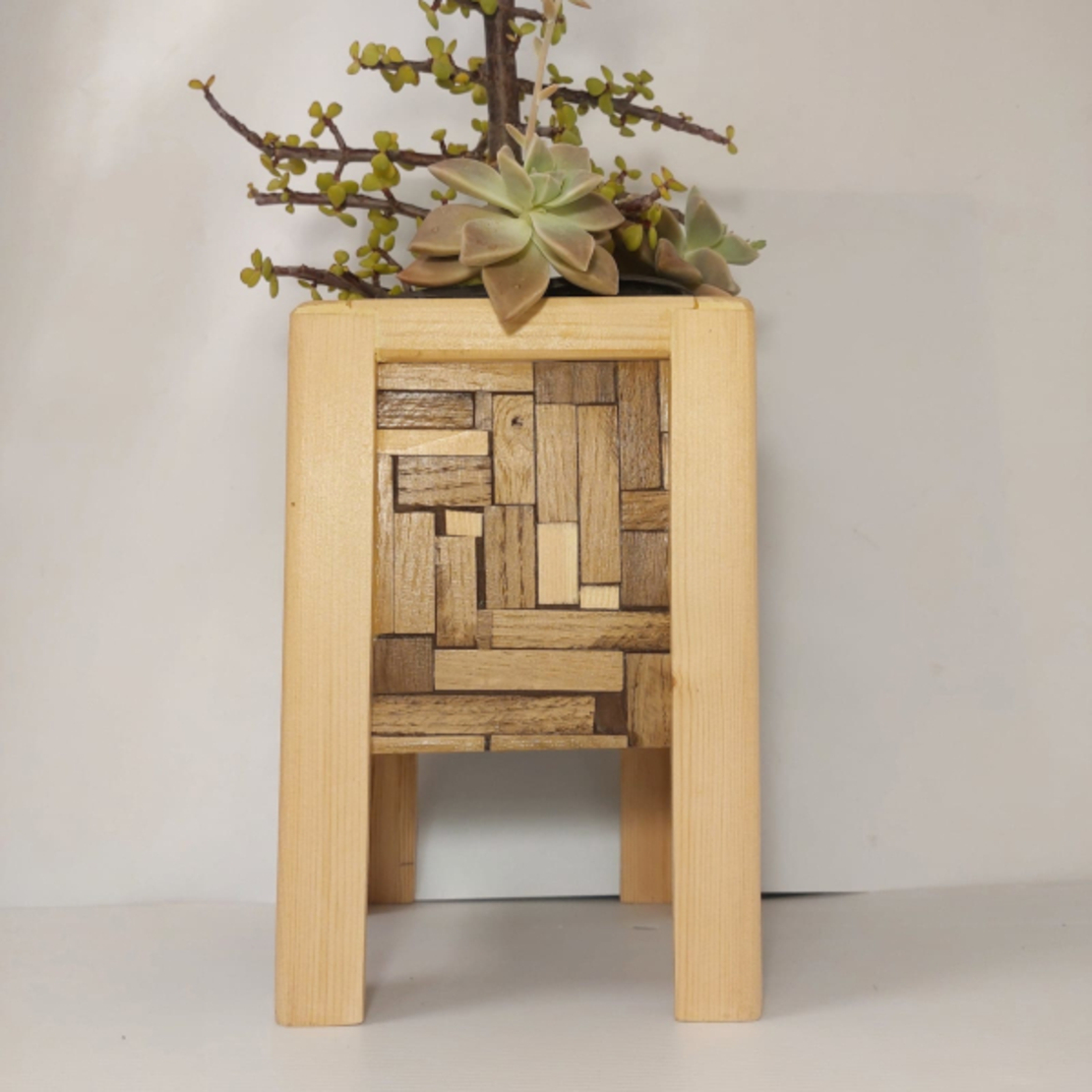 אדנית לעציץ פסיפס עץ דגם 1+ שתיל