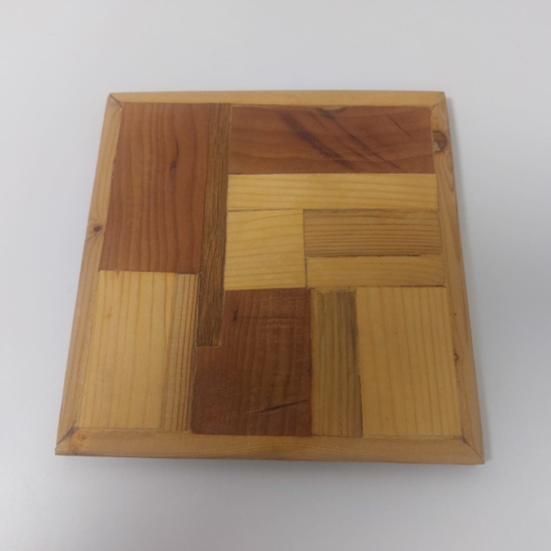 משטח לסירים מעץ דגם פסיפס חום כהה ובהיר