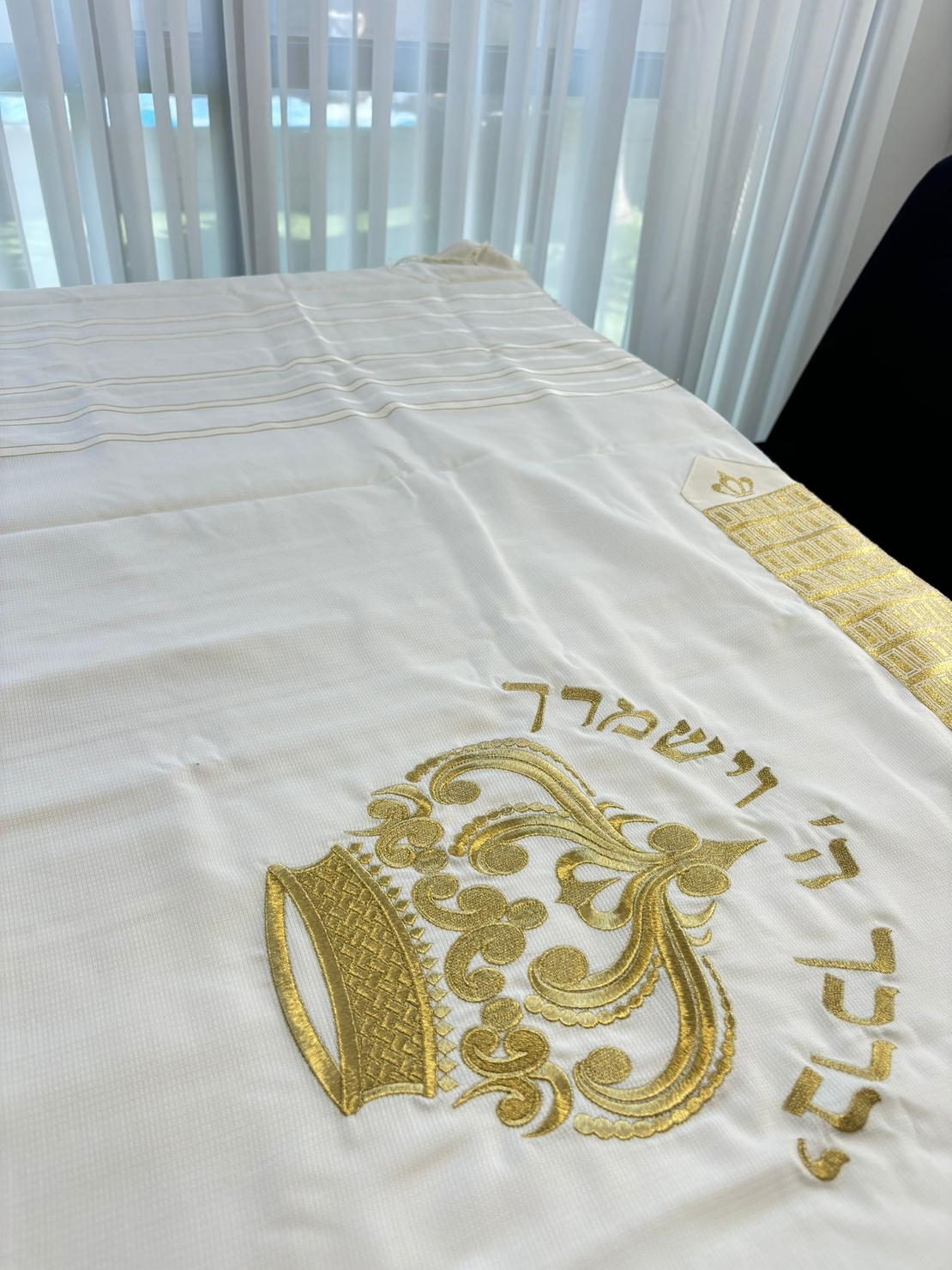 טלית חתנים אקרילן מהודרת  פסים כסף לא מחליקה עם רקמת כתר בזהב בגב הטלית 612