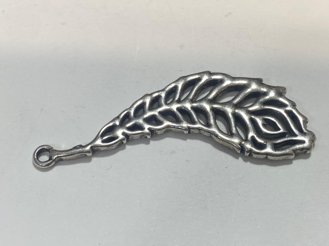 תליון נוצה בציפוי כסף או זהב