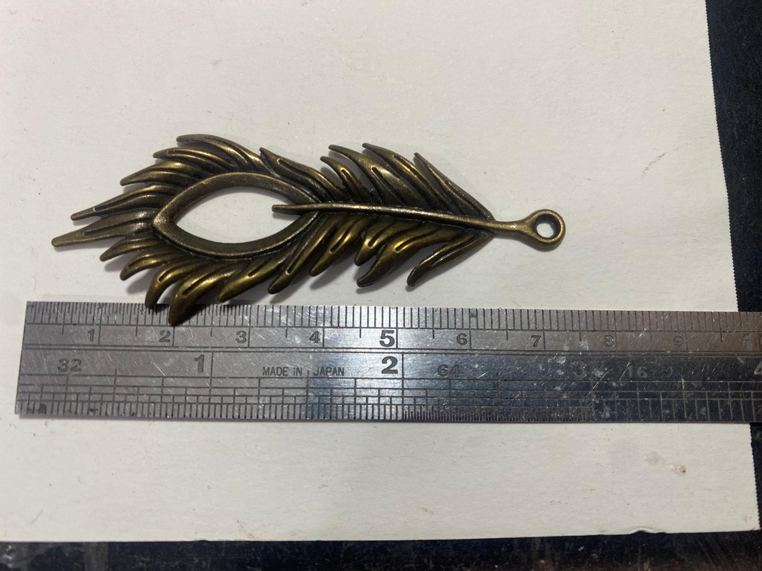 תליון נוצה בציפוי פליז מושחר (36)