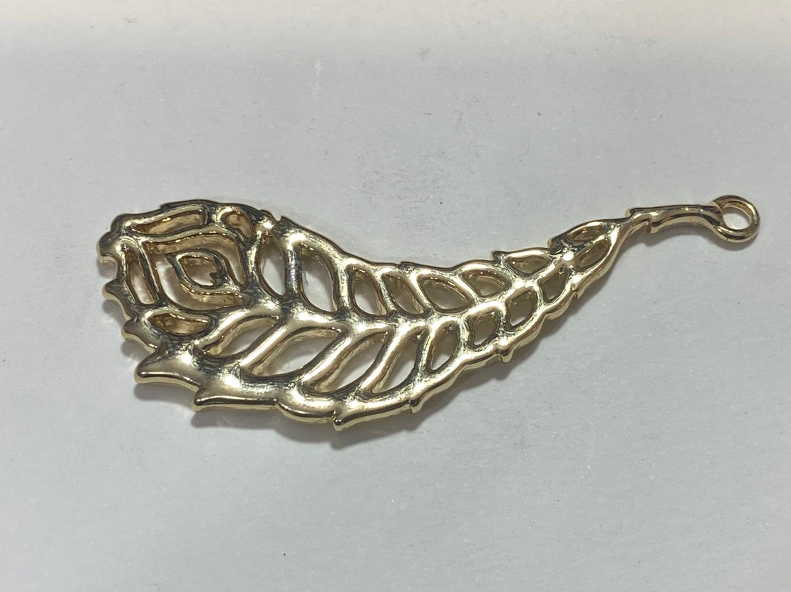 תליון נוצה בציפוי כסף או זהב