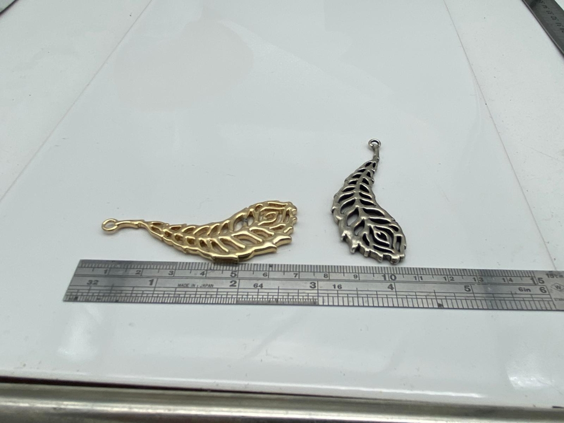 תליון נוצה בציפוי כסף או זהב