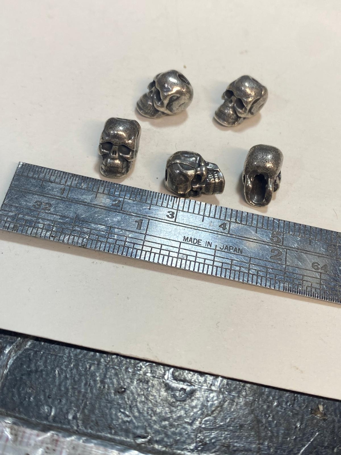 חרוז גולגולת בציפוי כסף מושחר (40)