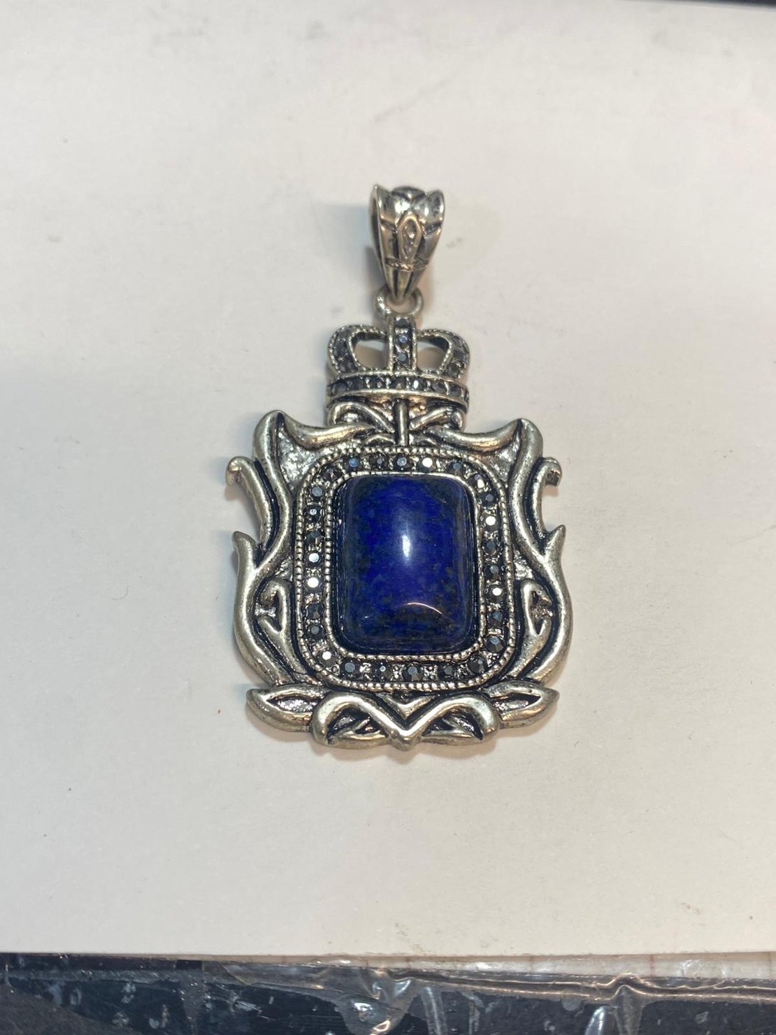 תליון מגן מלוכה כסוף בשיבוץ קריסטלים ואבן לאפיס לזולי (33)