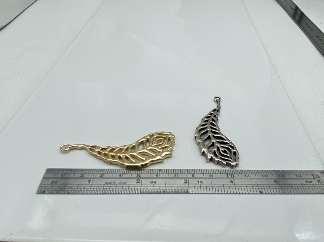 תליון נוצה בציפוי כסף או זהב