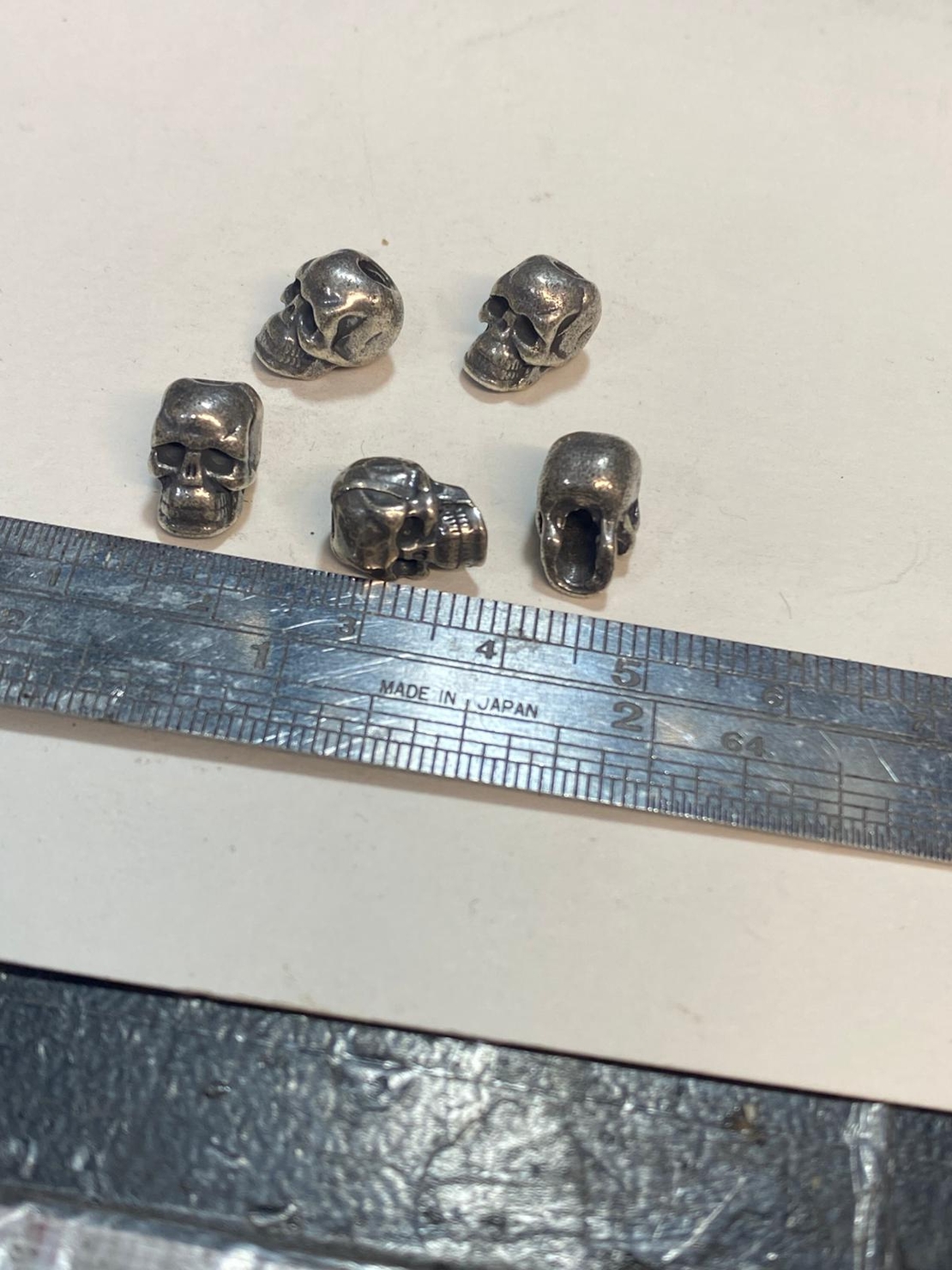 חרוז גולגולת בציפוי כסף מושחר (40)