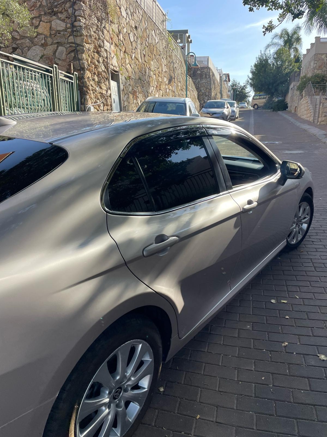 מגני רוח עם פס ניקל לטויוטה קאמרי 2018-2024