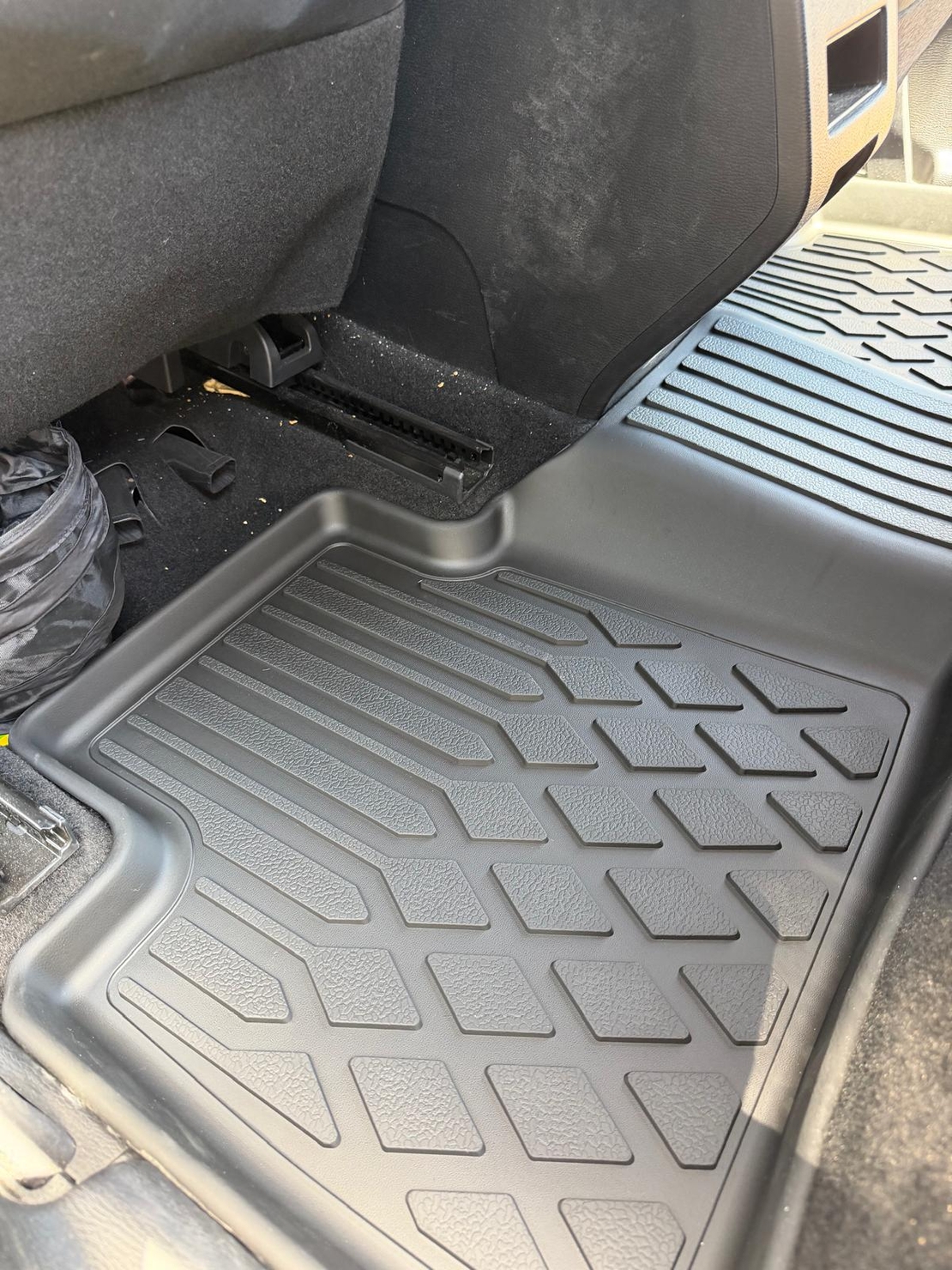 שטיחי 3D למיצובישי אאוטלנדר 2022 ומעלה (3 שורות)