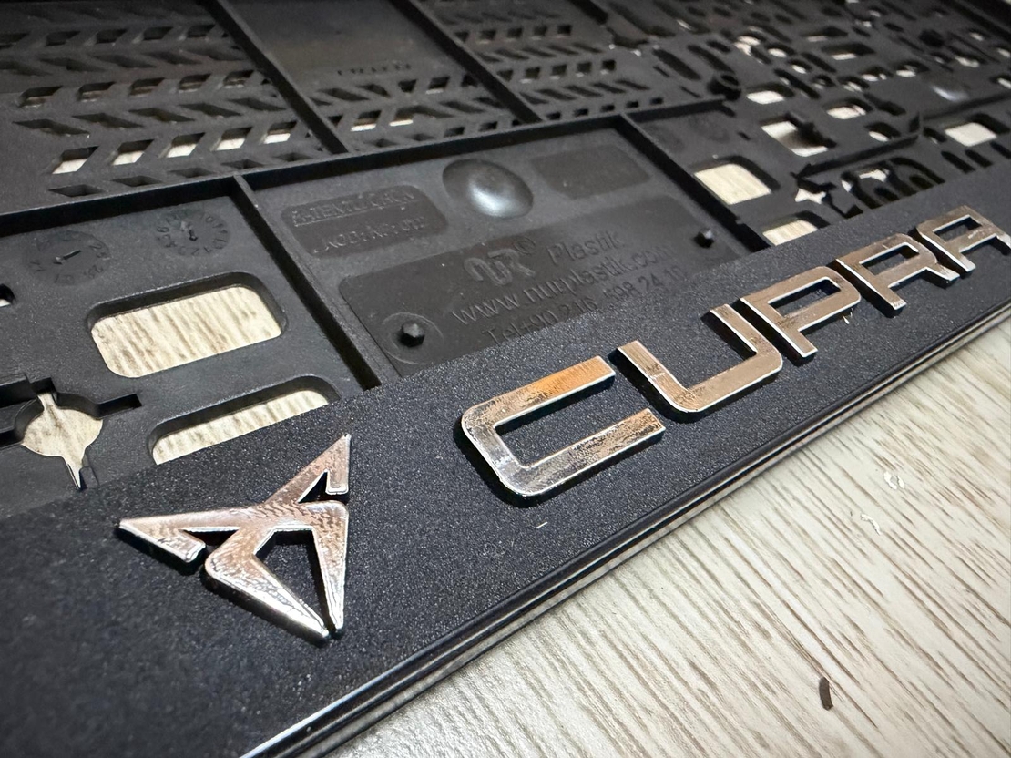 זוג מסגרות ללוחית רישוי עם סמל קופרה