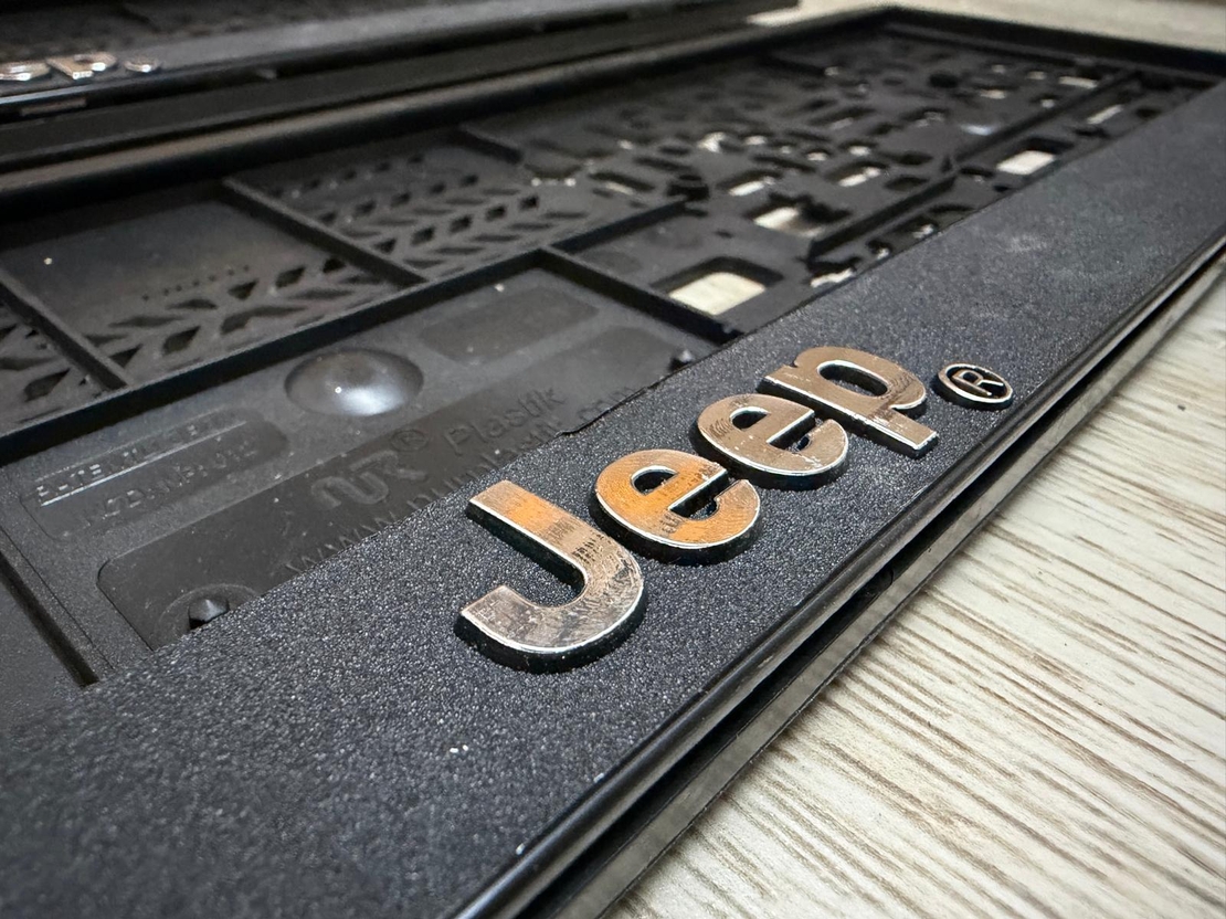 זוג מסגרות ללוחית רישוי עם סמל גיפ