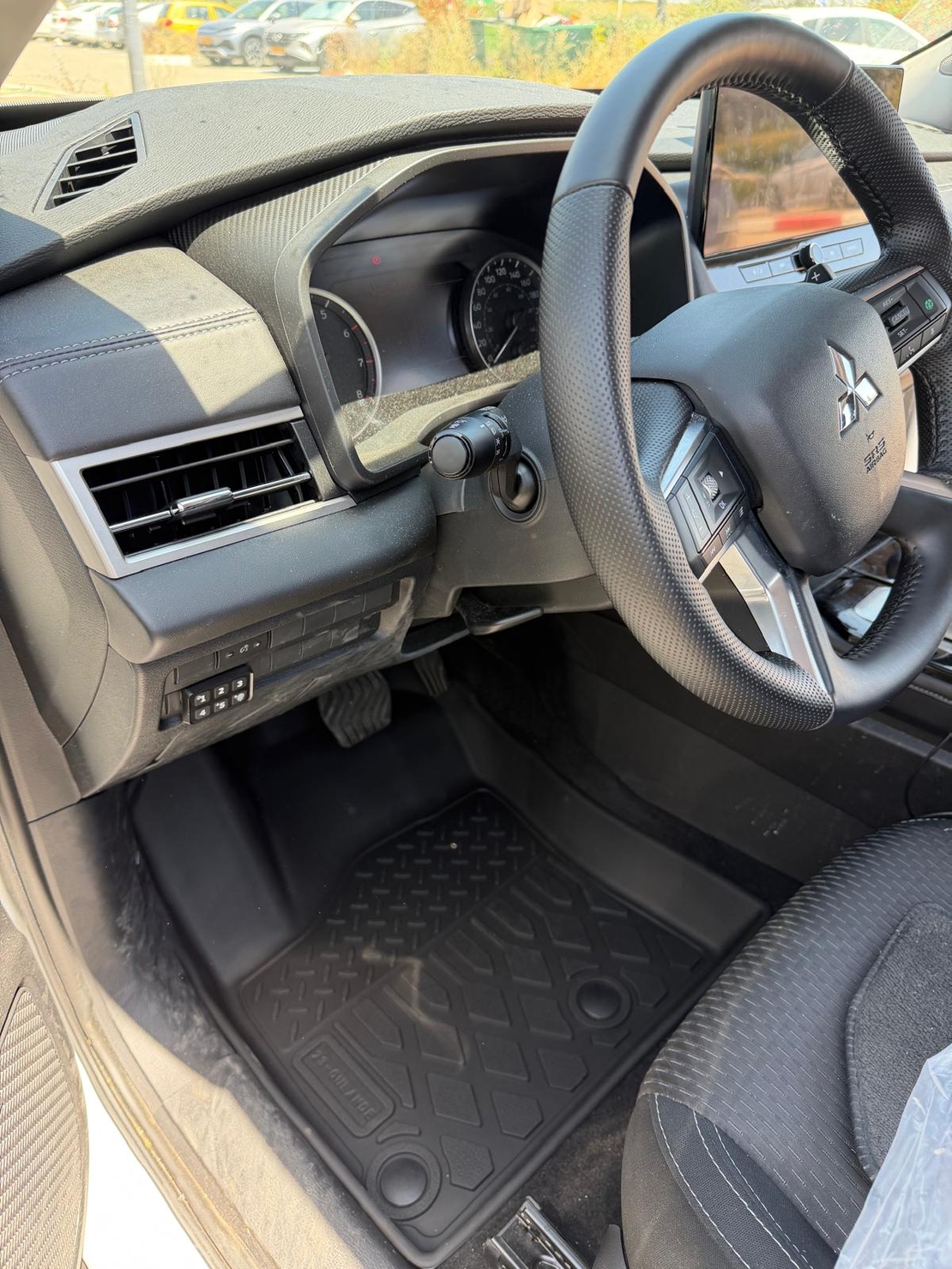 שטיחי 3D למיצובישי אאוטלנדר 2022 ומעלה (3 שורות)