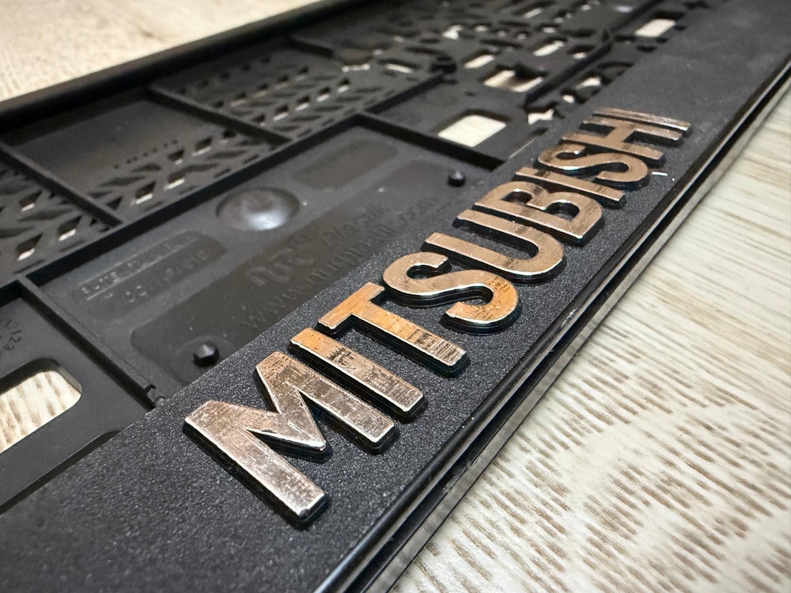 זוג מסגרות ללוחית רישוי עם סמל מיצובישי