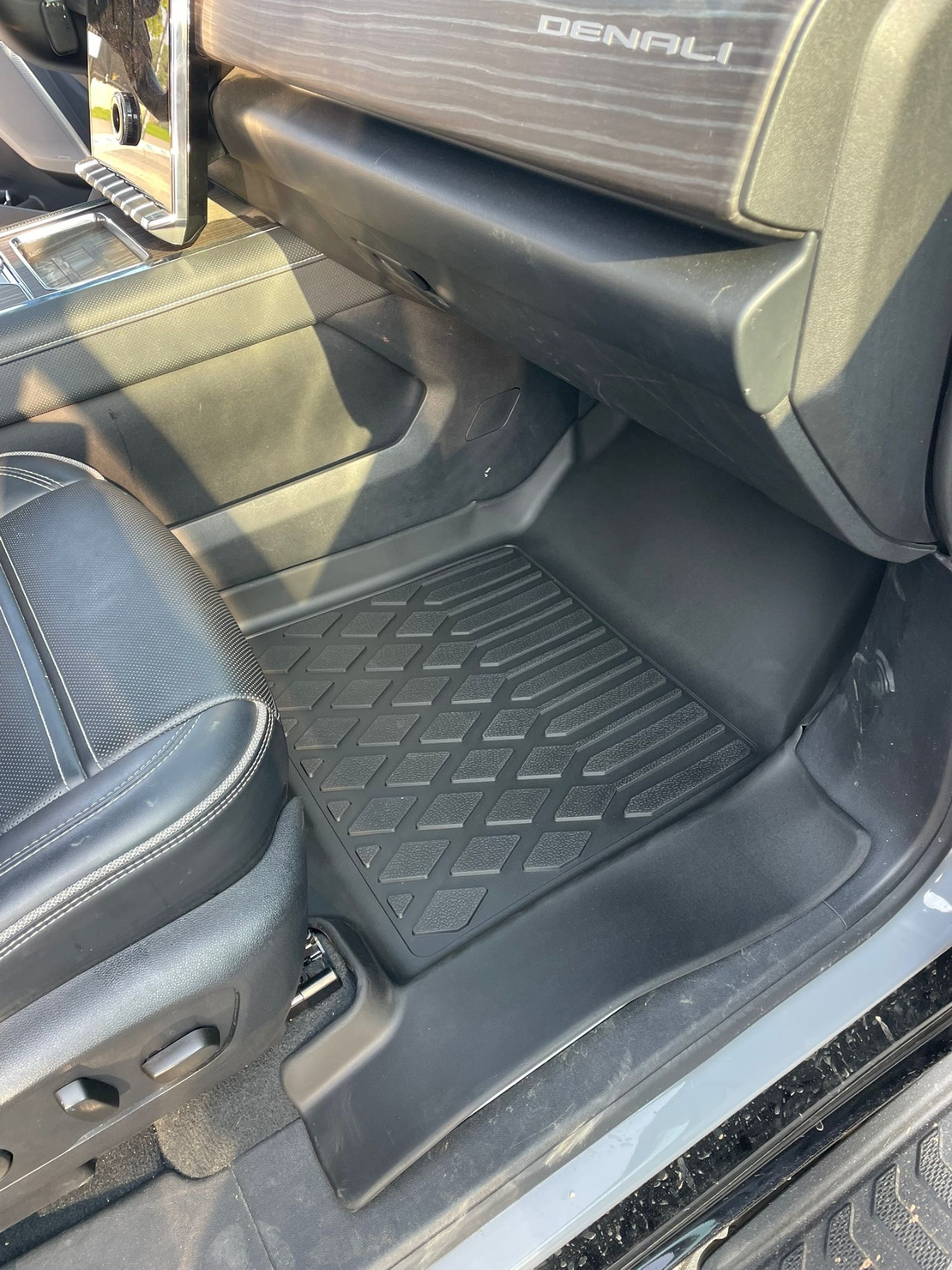 שטיחי 3D ל-GMC סיירה דנאלי חשמלית 2024 ומעלה