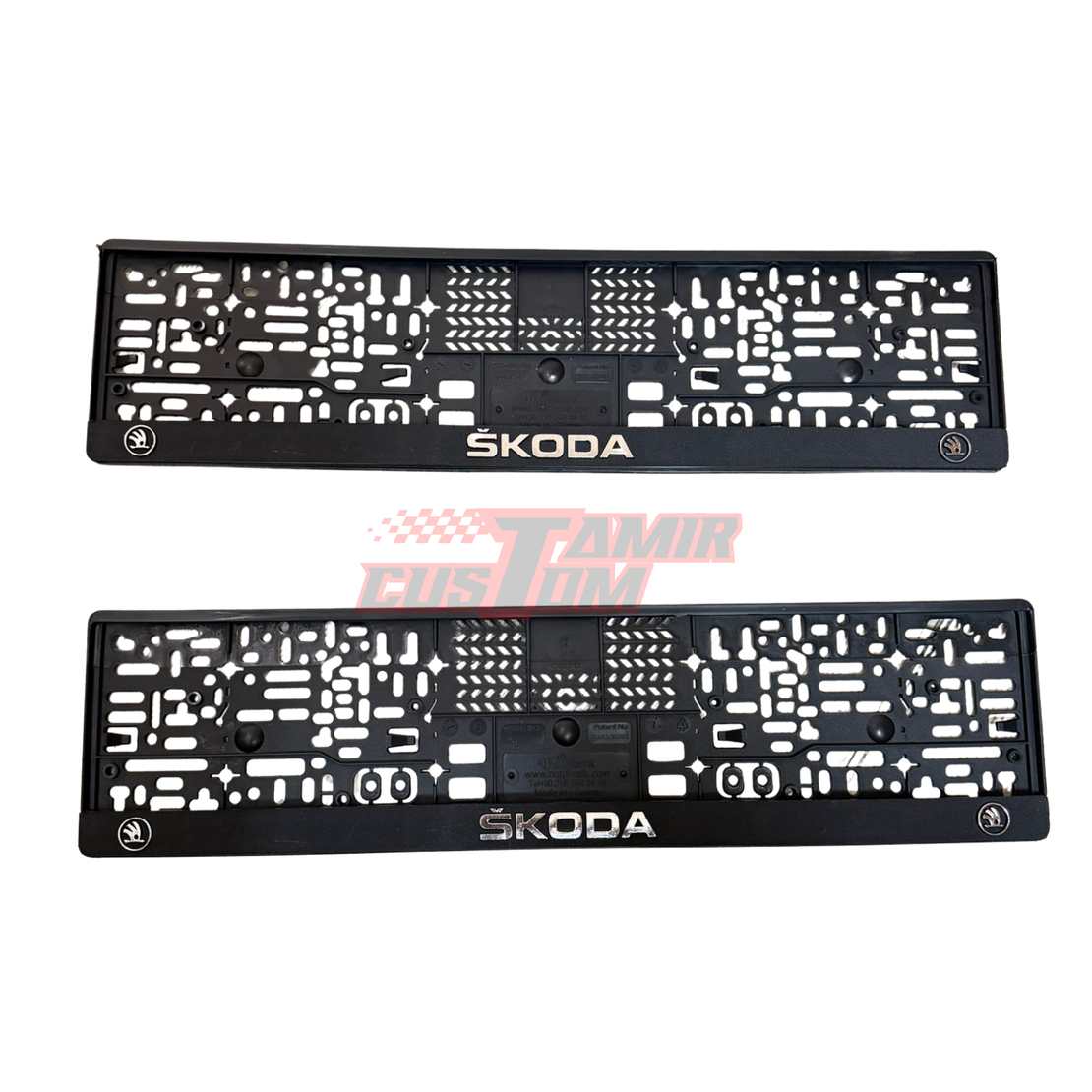 זוג מסגרות ללוחית רישוי עם סמל סקודה