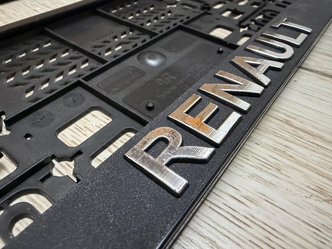 זוג מסגרות ללוחית רישוי עם סמל רנו