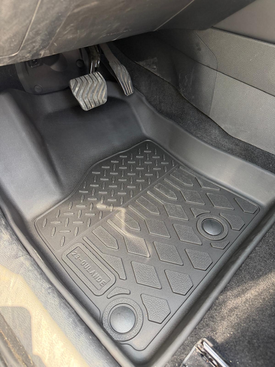 שטיחי 3D למיצובישי אאוטלנדר 2022 ומעלה (3 שורות)