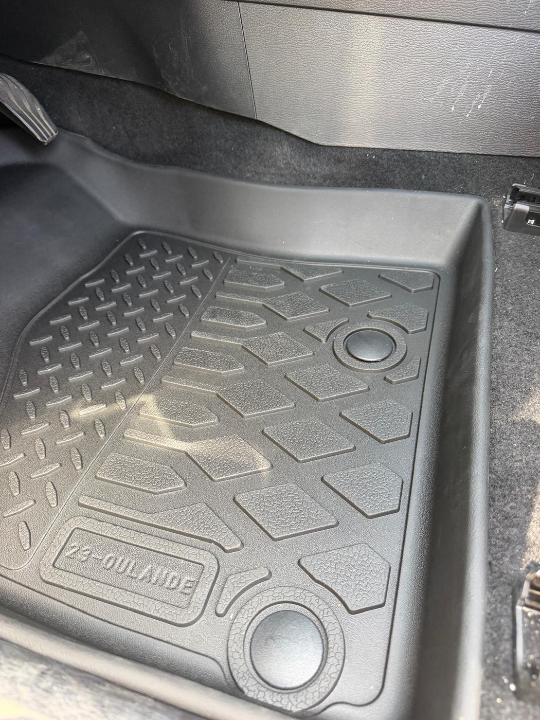 שטיחי 3D למיצובישי אאוטלנדר 2022 ומעלה (3 שורות)