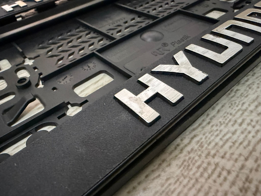 זוג מסגרות ללוחית רישוי עם סמל יונדאי