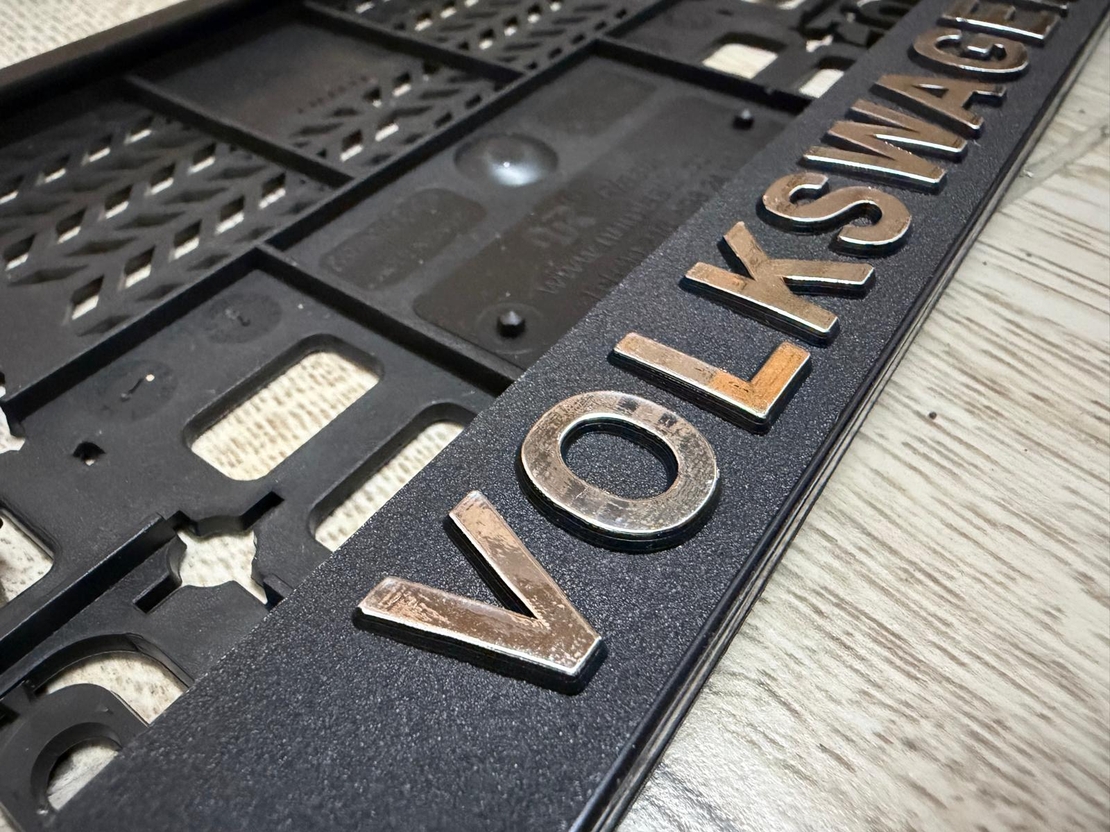 זוג מסגרות ללוחית רישוי עם סמל פולקסווגן