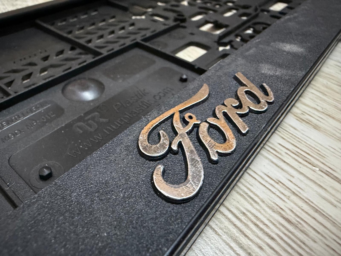 זוג מסגרות ללוחית רישוי עם סמל פורד